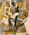 Pipe violon bouteille Bass 1914 cubisme Pablo Picasso